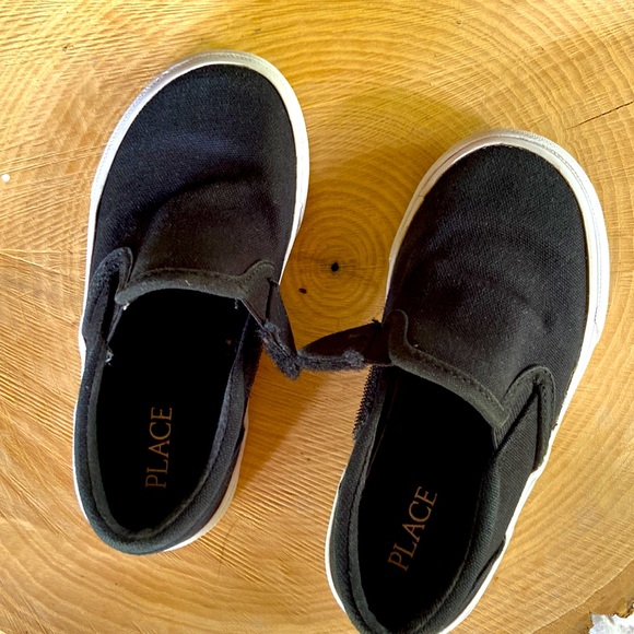 Black Canvas Boys  sneakers Excellent Used Condition size 9- Velcro closure! - Picture 5 of 6